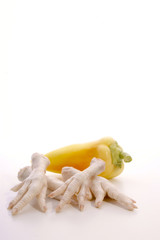 Huehnerfuesse und Paprika als Suppenbeilage