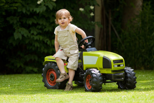 tracteur jouet enfant bébé voiture cadeau famille jouer jardin