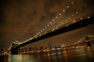 Fototapeta na wymiar claccical NY - Wgląd nocy na Manhattan i Brooklyn Bridge