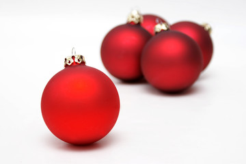 rote weihnachtskugeln