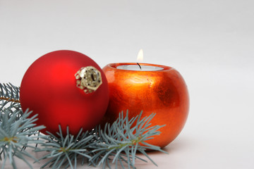 kerze tannenzweig weihnachtskugel