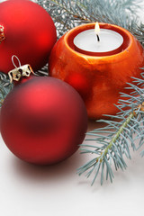 kerze tannenzweig weihnachtskugel