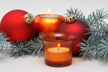 kerze tannenzweig weihnachtskugel