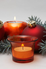 kerze tannenzweig weihnachtskugel