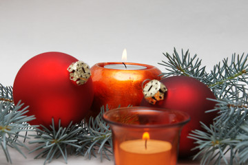 kerze tannenzweig weihnachtskugel