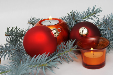 kerze tannenzweig weihnachtskugel