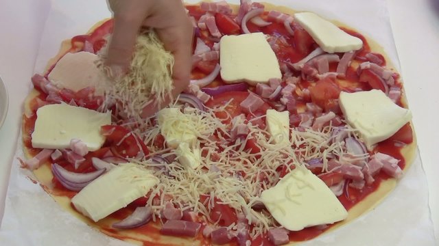d&eacute;poser le fromage r&acirc;p&eacute; sur la pizza