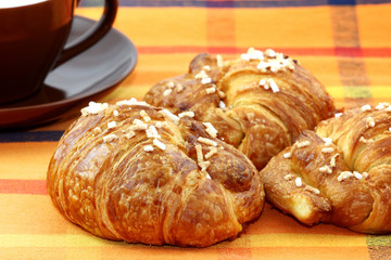 cornetti con tazza e tovaglia gialla
