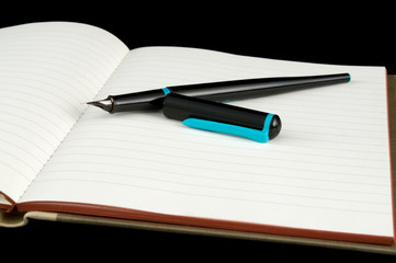 Geöffnetes Notizbuch mit Füllfederhalter