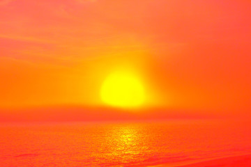 Fototapeta na wymiar coucher de soleil sur l'océan