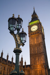 Fototapeta na wymiar Londyn - parlament - Big Ben w godzinach wieczornych