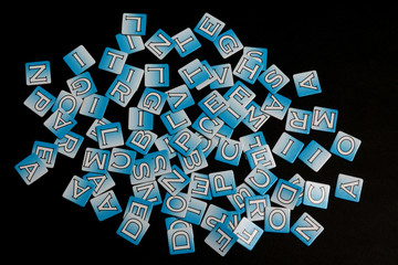 lettere alfabeto su fondo nero