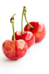 drei rote kirschen