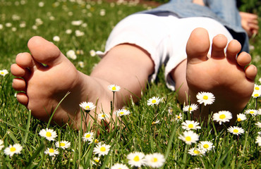 Barfuss im Gras