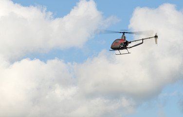 Fototapeta na wymiar modèle réduit d'hélicoptère en vol