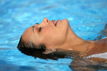 portrait de femme se baignant à la piscine de profil