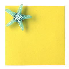 magnet étoile de mer sur post-it en papier recyclé jaune