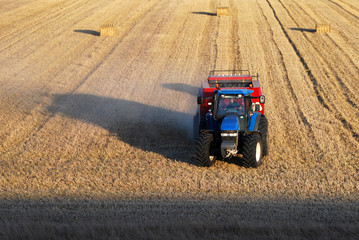 Obraz premium Blue tractor with red car