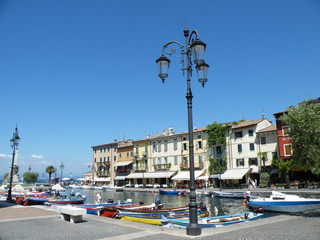 Hafen von Lazise am Gradasee in Italien
