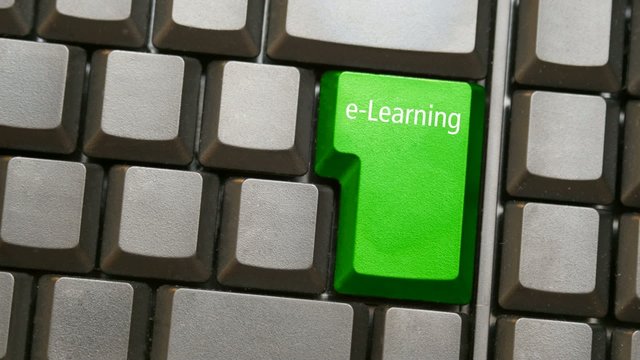 Tastatur oder Keyboard mit e-learning Taste