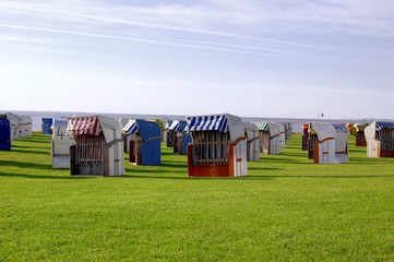 Strandkorb auf einer Wiese
