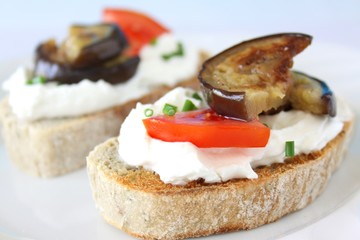 party snack fingerfood mit aubergine tomate frischkäse