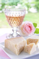 rose wein und parmesan käse