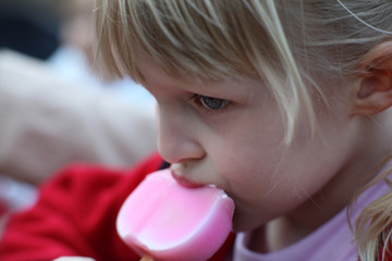 Kind und Eis