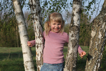 Kind auf Baum