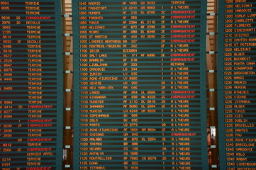 Fototapeta na wymiar panneau des départs d'avions de l'aéroport