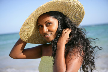 jeune femmese portant un chapeau en bord de plage