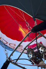Heißluftballon mit Brenner und Gasflamme