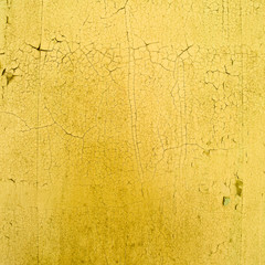 Aufgeplatzte gelbe Wandfarbe
