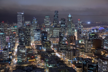 Fototapeta na wymiar Seattle Syline w nocy z powietrza