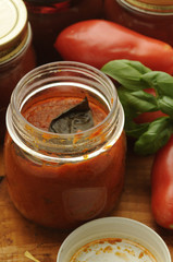 Salsa di pomodoro fatta in casa con pomodori San Marzano