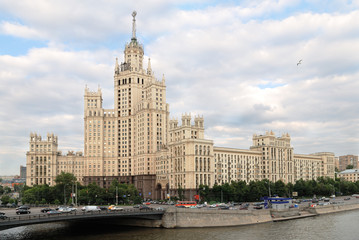 Fototapeta na wymiar Stalin wieżowiec w Moskwie