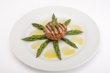 Schweinefilet - Medaillon auf grünem Spargel