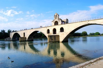 Pont d'Avignon et son reflet dans le rhône