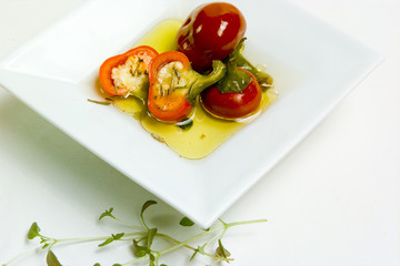 eingelegte Tomaten in Oel mit Kraeutern