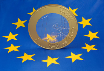 Euromünze auf Europaflagge