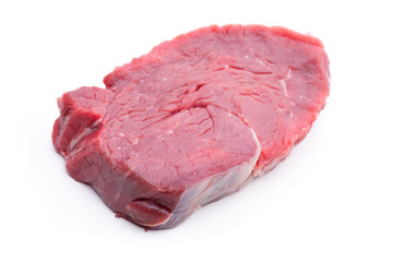 Schnitte rohes Rindfleisch isoliert auf weißem Hintergrund