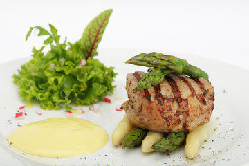 Schweinefilet auf buntem Spargel mit Hollandaise