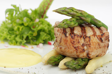 Schweinefilet auf buntem Spargel mit Hollandaise