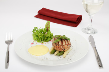Schweinefilet auf buntem Spargel mit Hollandaise