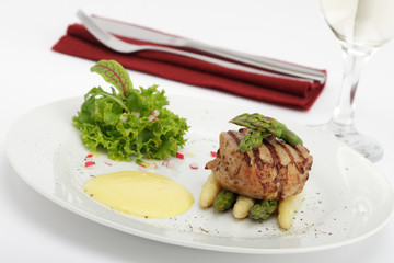 Schweinefilet auf buntem Spargel mit Hollandaise