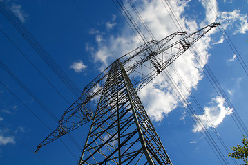 Strommast im Blick gegen den Himmel