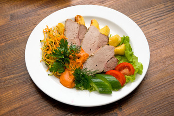 Fototapeta na wymiar meat dish with vegetables