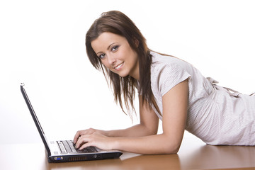 Naklejka premium Smiling woman using her laptop