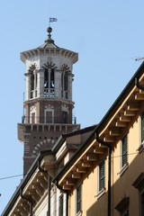 Fototapeta na wymiar Torre dei Lamberti pomiędzy dachami domów w Weronie