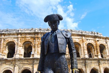 Fototapeta na wymiar Statua przed Arena Nîmes